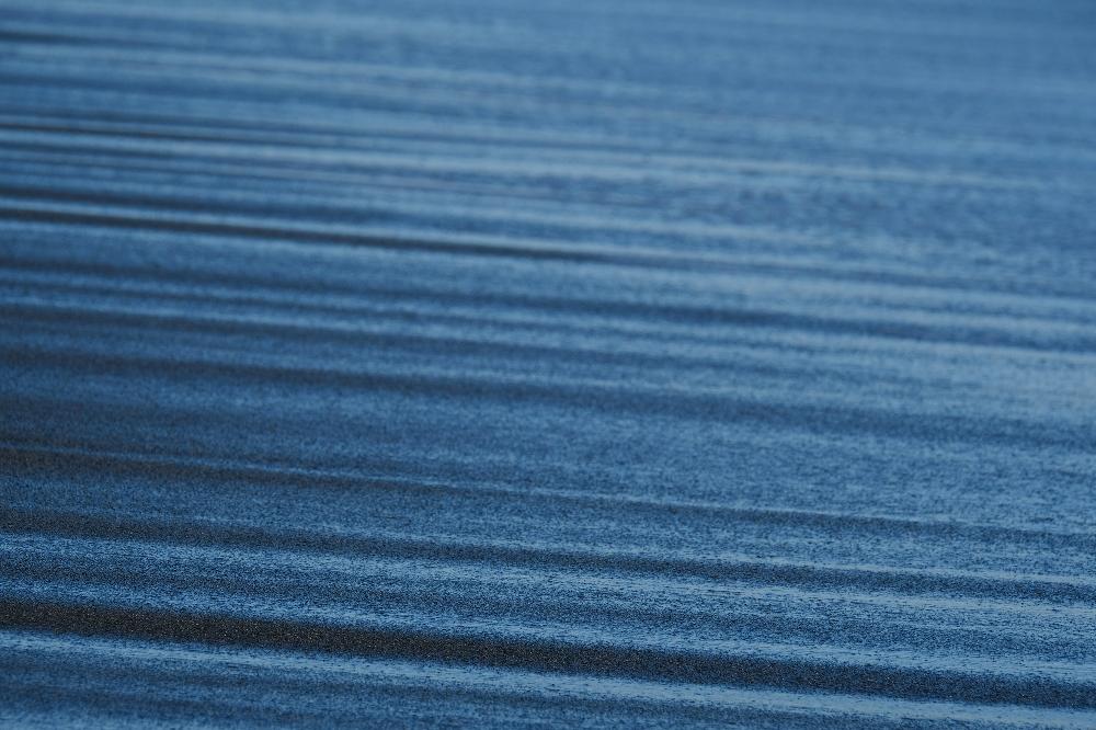 砂浜に描かれた水と砂の模様