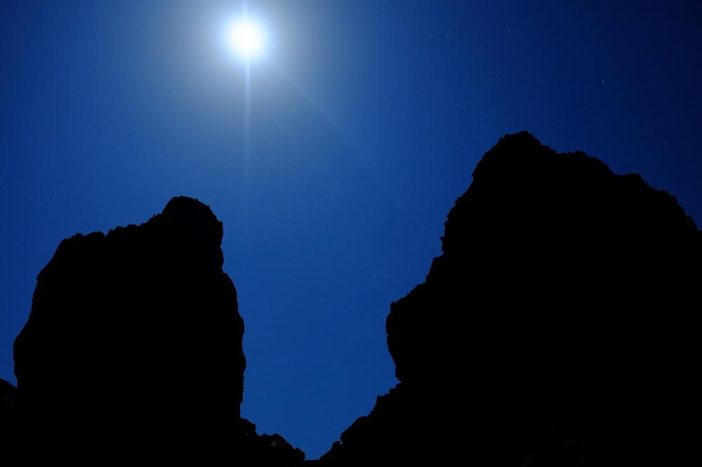 月と巨岩　城ヶ崎