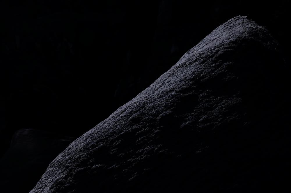 月光で撮影した巨岩