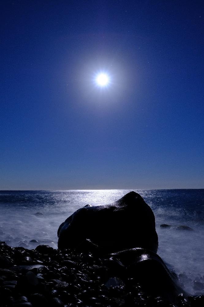 月と巨岩　城ヶ崎